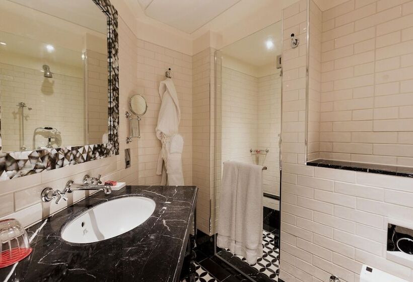 标准间, The Lalit London