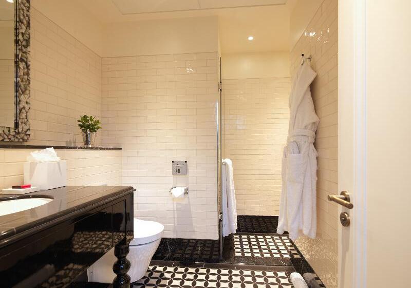 标准间, The Lalit London