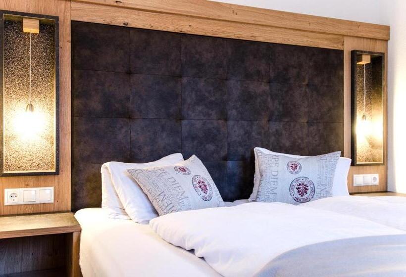 Studio Standard, Versalerhof