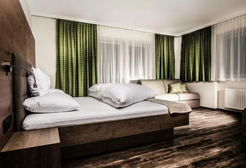 Standard Neljän Hengen Huone Parveke, Aktivhotel Tuxerhof