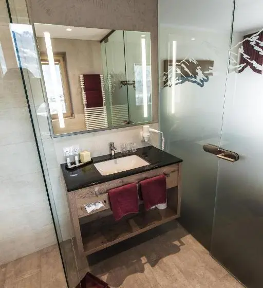 Standard Neljän Hengen Huone Parveke, Aktivhotel Tuxerhof