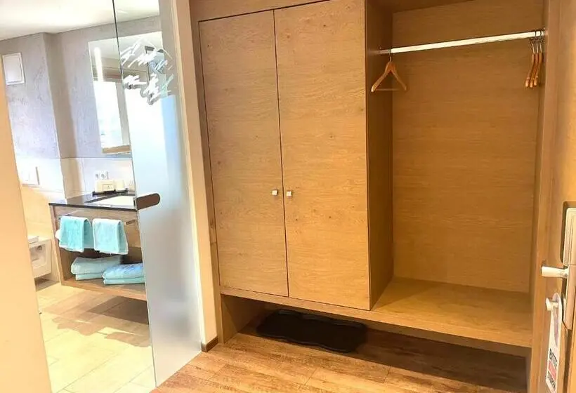 Standard Neljän Hengen Huone Parveke, Aktivhotel Tuxerhof
