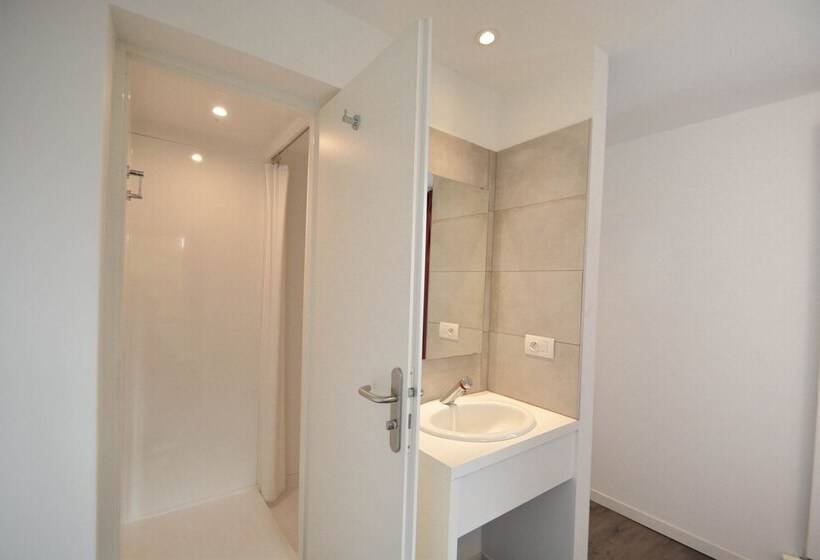 标准三人间, Auberge De Jeunesse De La Roche Champlon