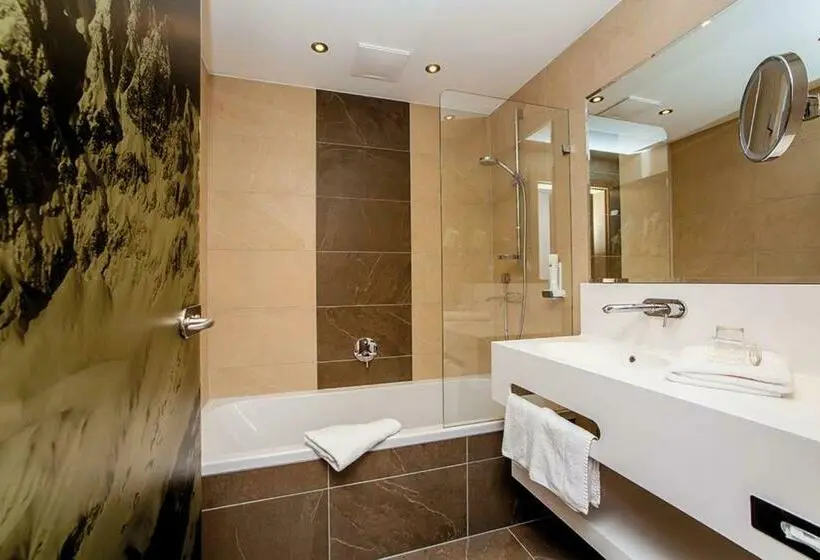 اتاق استاندارد چهارنفره با بالکن, Kaiserhotel Kitzbühler Alpen