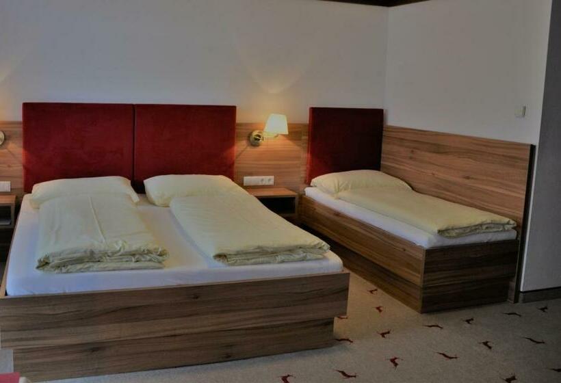 اتاق استاندارد سه نفره, Moawirt
