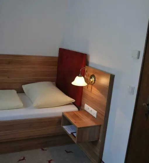 اتاق استاندارد یک نفره, Moawirt