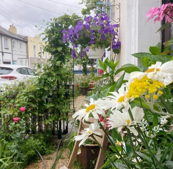 バス共有のスタンダードルーム, Mulgrave Lodge