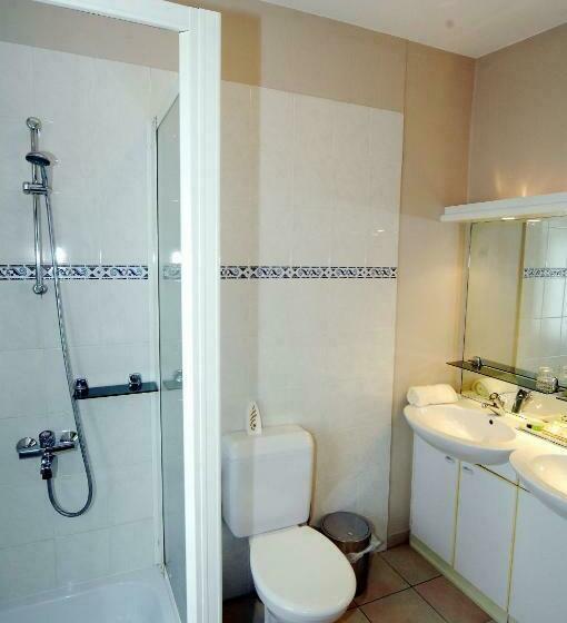 Номер Стандарт Трехместный, Hôtel Le Saint Loup