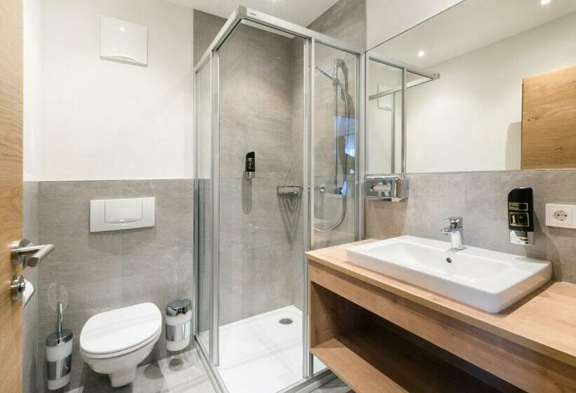 חדר משפחתי, Meizeit Lodge