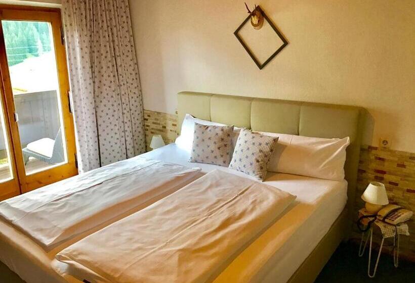 Номер Deluxe, Schwarzer Adler