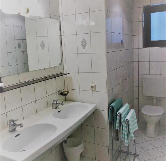 Люкс, Schwarzer Adler