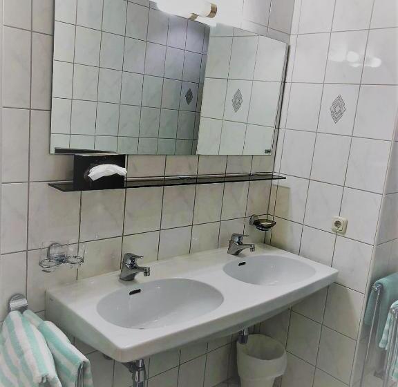 Люкс, Schwarzer Adler