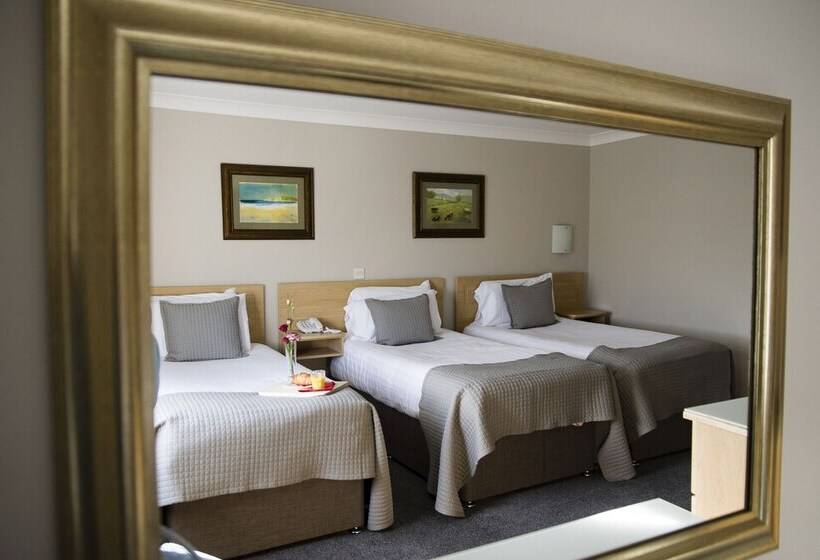 חדר משפחתי, The Harbour Inn