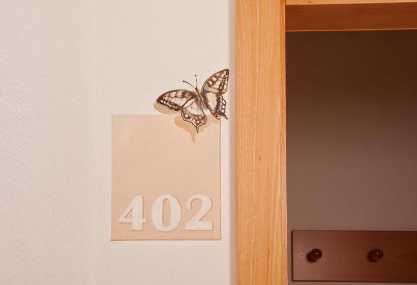 スイート, Dominic