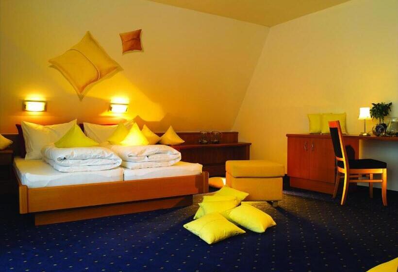 バルコニー付きデラックスルーム, Dominic