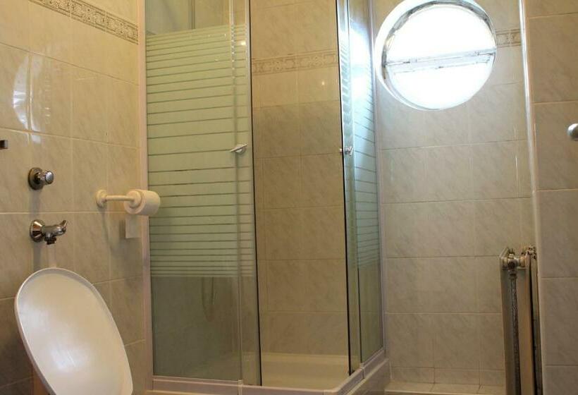 标准三人间, Király Szálló & Panzió