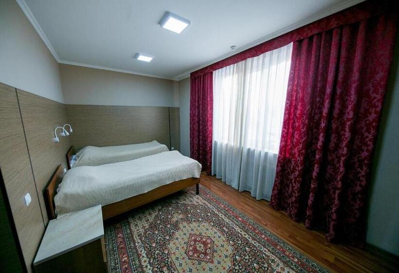 اتاق خانوادگی, Flagman