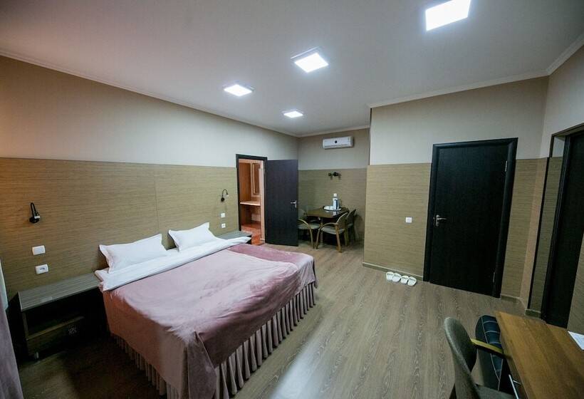 اتاق خانوادگی, Flagman