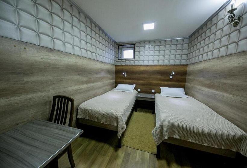 اتاق اکونومی, Flagman