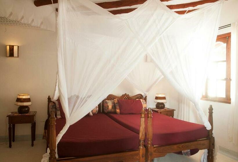 اتاق استاندارد سه تخته با بالکن, Crystal Bay Resort