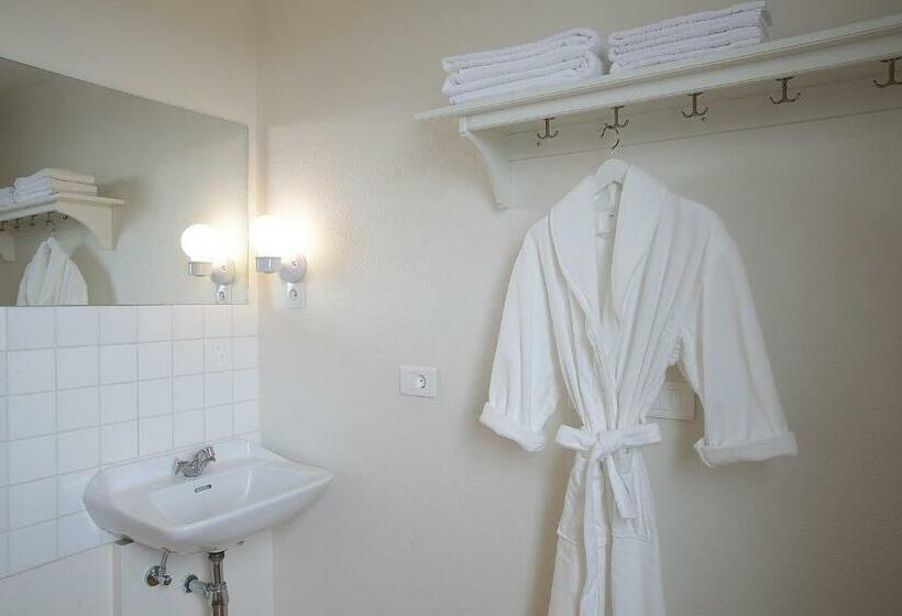 اتاق استاندارد یک تخته با سرویس بهداشتی مشترک, Húni