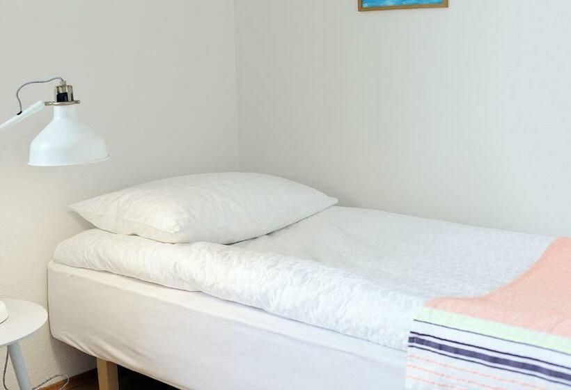 اتاق استاندارد یک تخته با سرویس بهداشتی مشترک, Húni