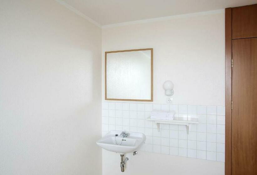 اتاق استاندارد با سرویس بهداشتی مشترک, Húni