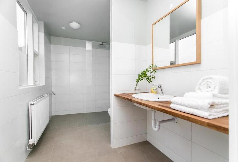 اتاق استاندارد سه نفره, Húni