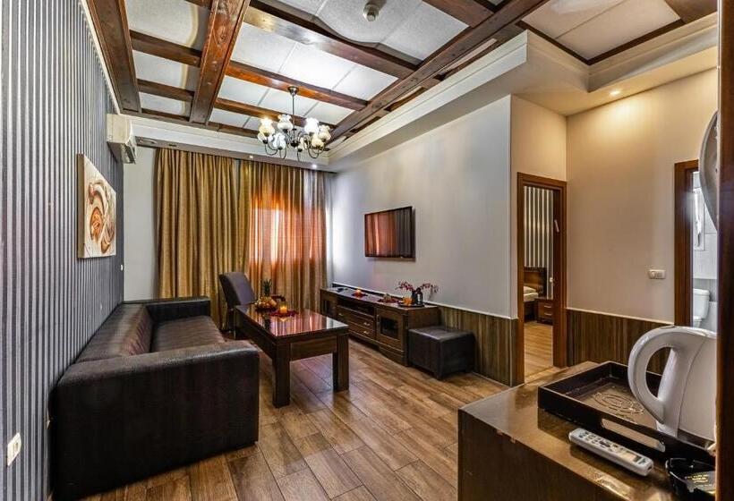 סוויטת ג'וניור, House