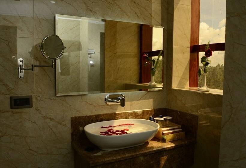 اتاق لوکس, The White Rhino