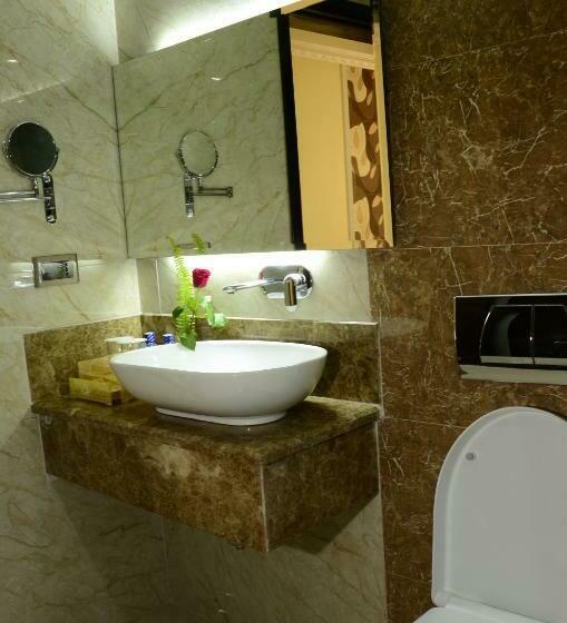 اتاق لوکس, The White Rhino