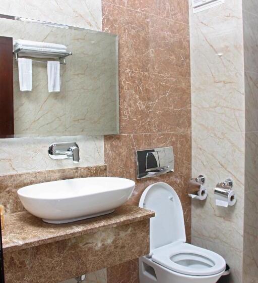 اتاق لوکس, The White Rhino