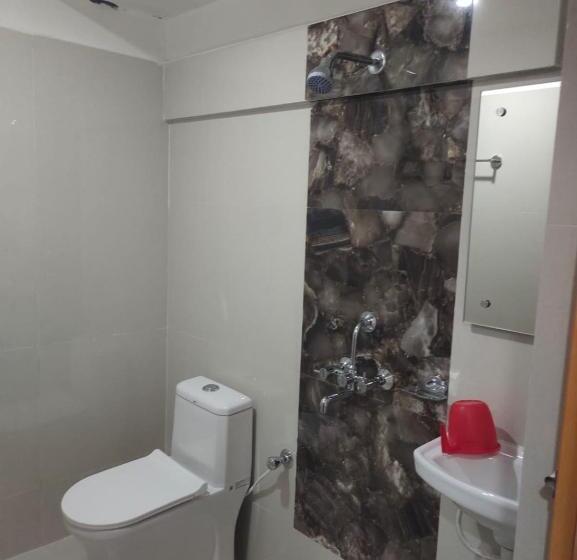 四人豪华间, Goroomgo Hotel Tara Lodge Grand Road Near Temple