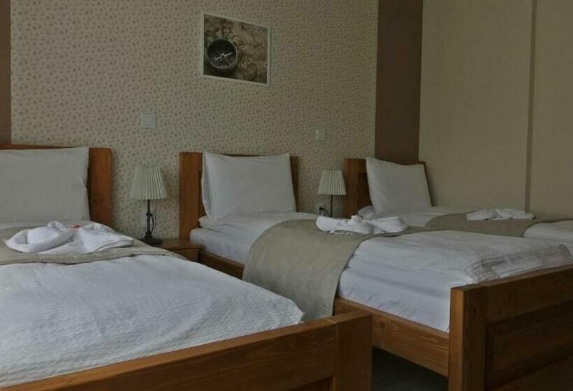 デラックストリプルルーム, Alice Panzió Gold