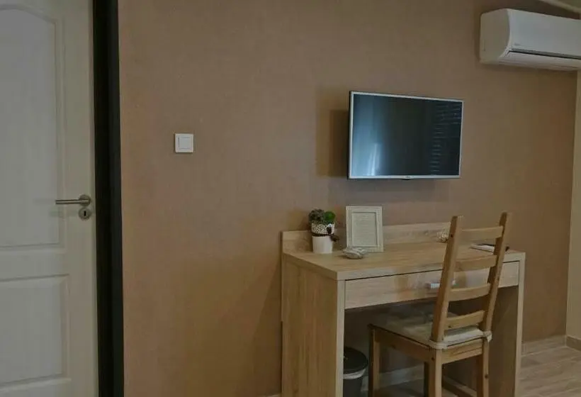 Deluxe Kolmen Hengen Huone, Alice Panzió Gold