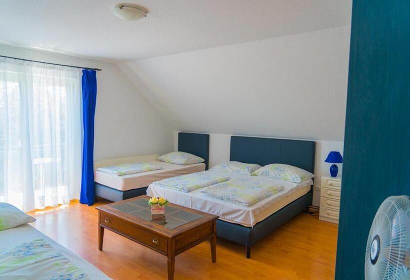 غرفة قياسية رباعية, Campari Panzió