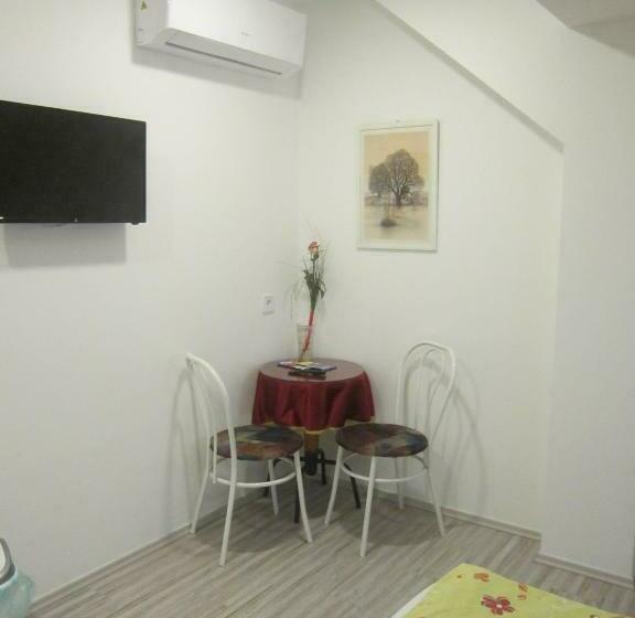 标准三人间, Fehér Hajó Panzió és Vendéglő