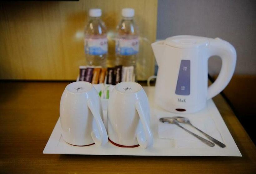 חדר אקזקיוטיב נוף לבריכה, Emersia Hotel And Resort