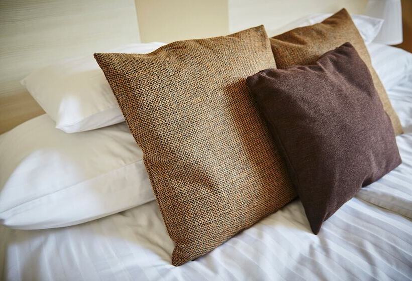 סטודיו סופריור, Astoria