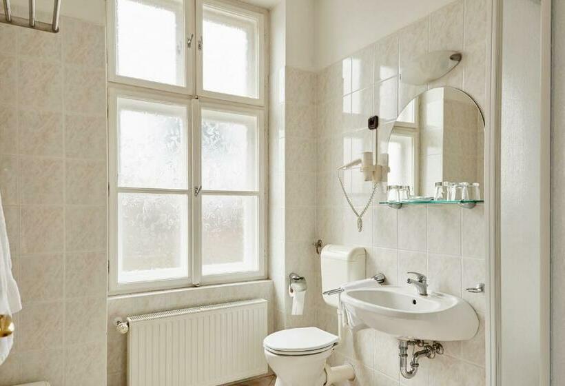 חדר סטנדרט לשלושה, Astoria