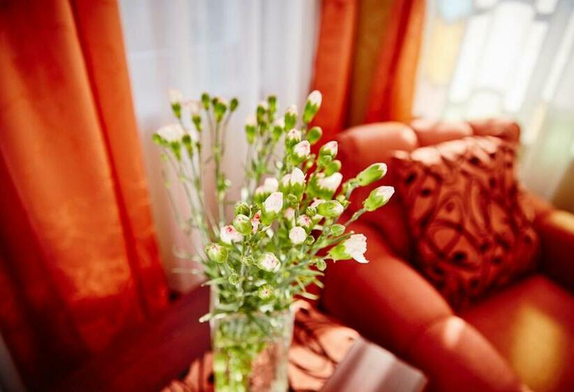 חדר סטנדרט לשלושה, Astoria