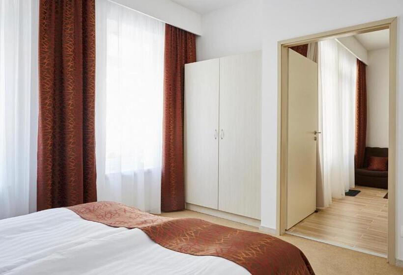 סטודיו סופריור, Astoria