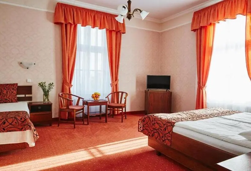 اتاق راحتی سه تخته, Astoria