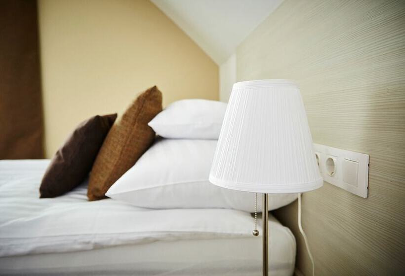 סטודיו סופריור, Astoria