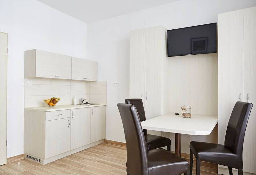 סטודיו סטנדרט עם מרפסת, Astoria