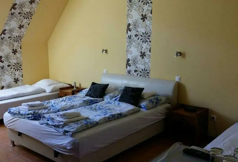 Standard Neljän Hengen Huone, Bástya