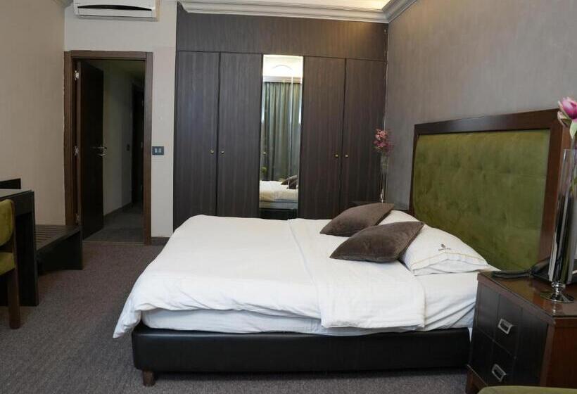 اتاق لوکس, Marbella