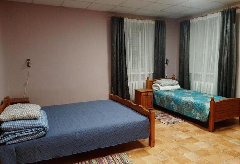 اتاق خانوادگی, Rooms Near The Station