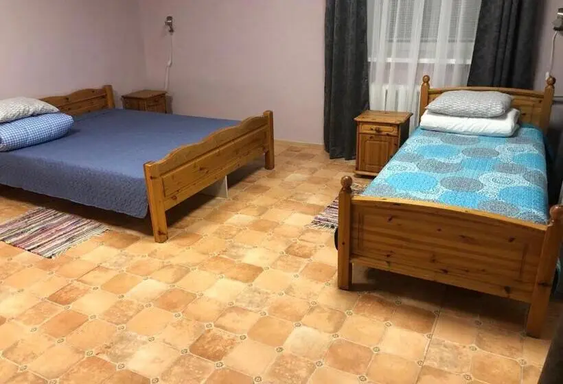 اتاق خانوادگی, Rooms Near The Station
