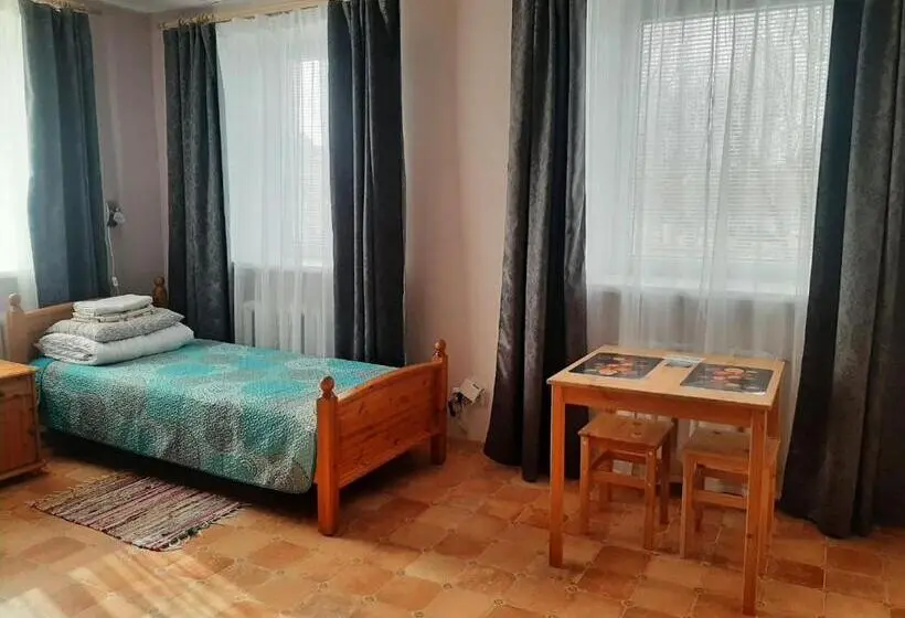 اتاق خانوادگی, Rooms Near The Station